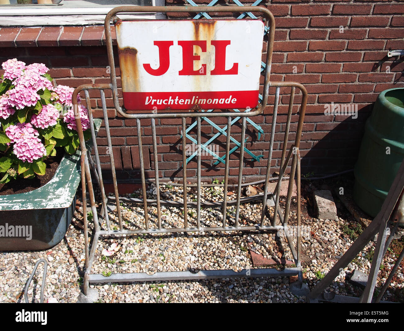 stel je voor kalligrafie Verlichten JEL Vruchtenlimonade emaile reclamebord op fietsenrek, foto2 Stock Photo -  Alamy