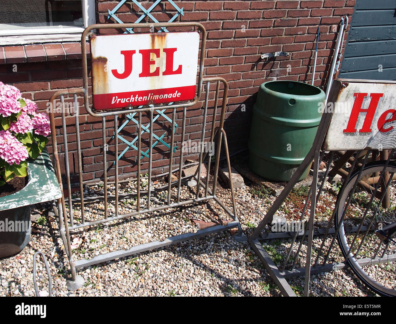 bezorgdheid aangenaam landelijk JEL Vruchtenlimonade emaile reclamebord op fietsenrek, foto3 Stock Photo -  Alamy