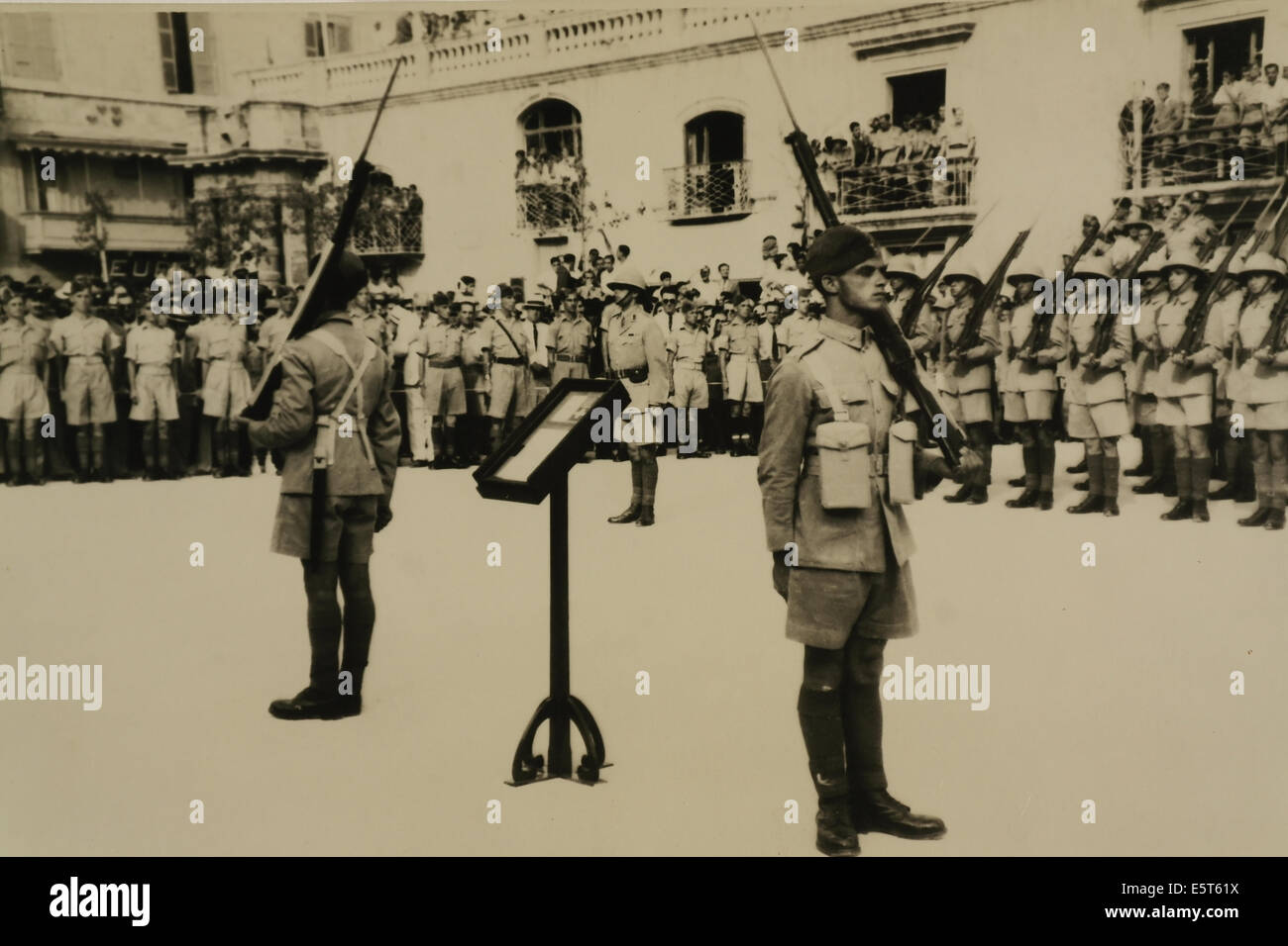 1942 photograph, towards Malta Garrison around square, 2 soldiers guarding George Cross presentation, Palace Square, Malta Stock Photo