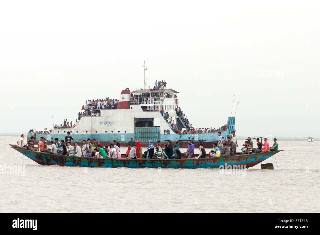 Dhaka, Bangladesh. 5th August, 2014. Peoples journey by ordinary boat in Padma River, Munshiganj. An overloaded ferry carrying up to 200 passengers and capsized August 4 on Padma River in Munshiganj, central Bangladesh, and Near Dhaka 5th August 2014. 5th Aug, 2014. Credit:  K M Asad/ZUMA Wire/ZUMAPRESS.com/Alamy Live News Stock Photo