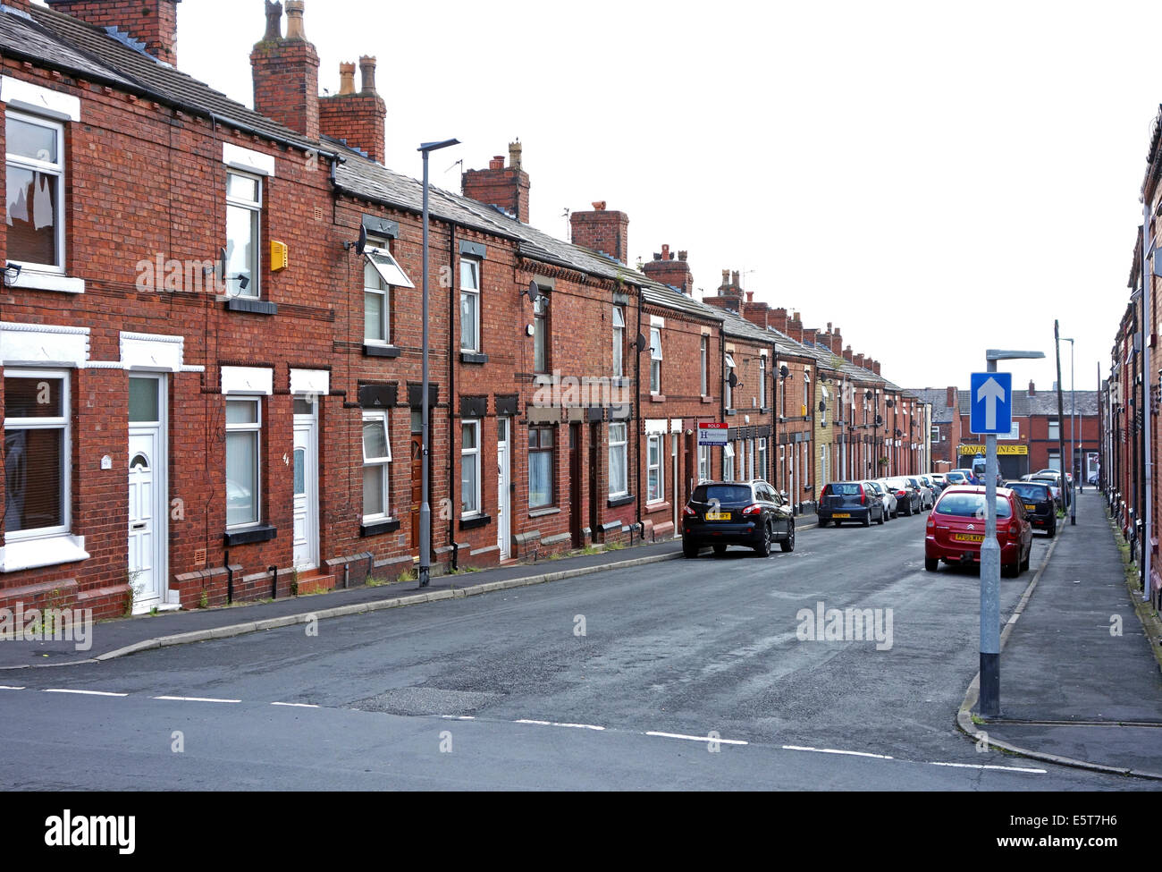 terraced street in st.helens, lancashire Stock Photo Alamy