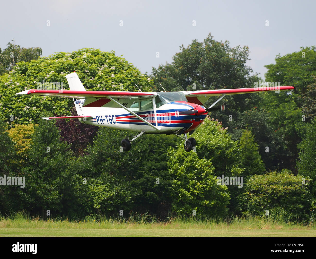 PH TGC A Cessna 182R Skylane II Landing At Hilversum Airport ICAO 