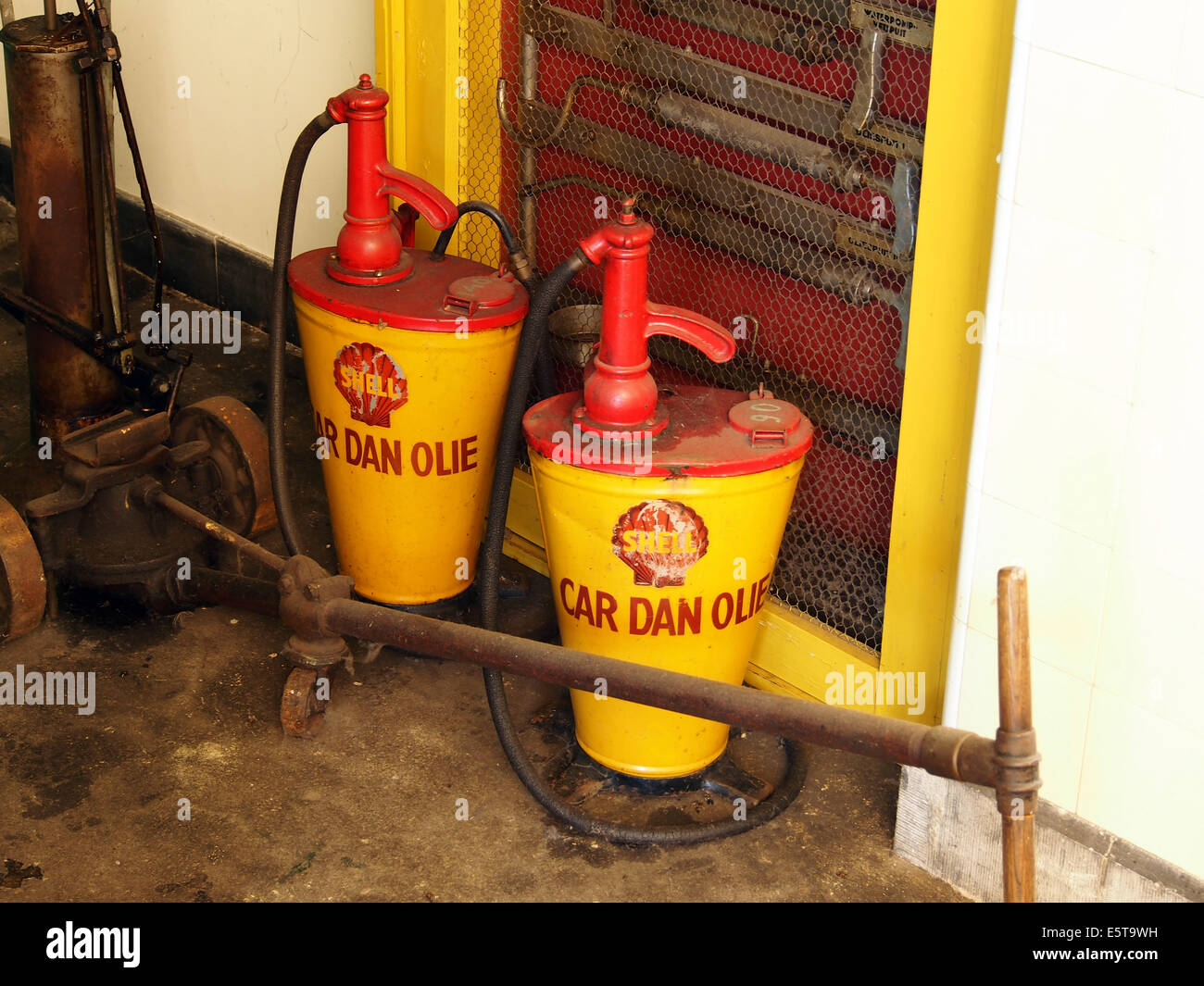 Shell fuel truck hi-res stock photography and images - Alamy