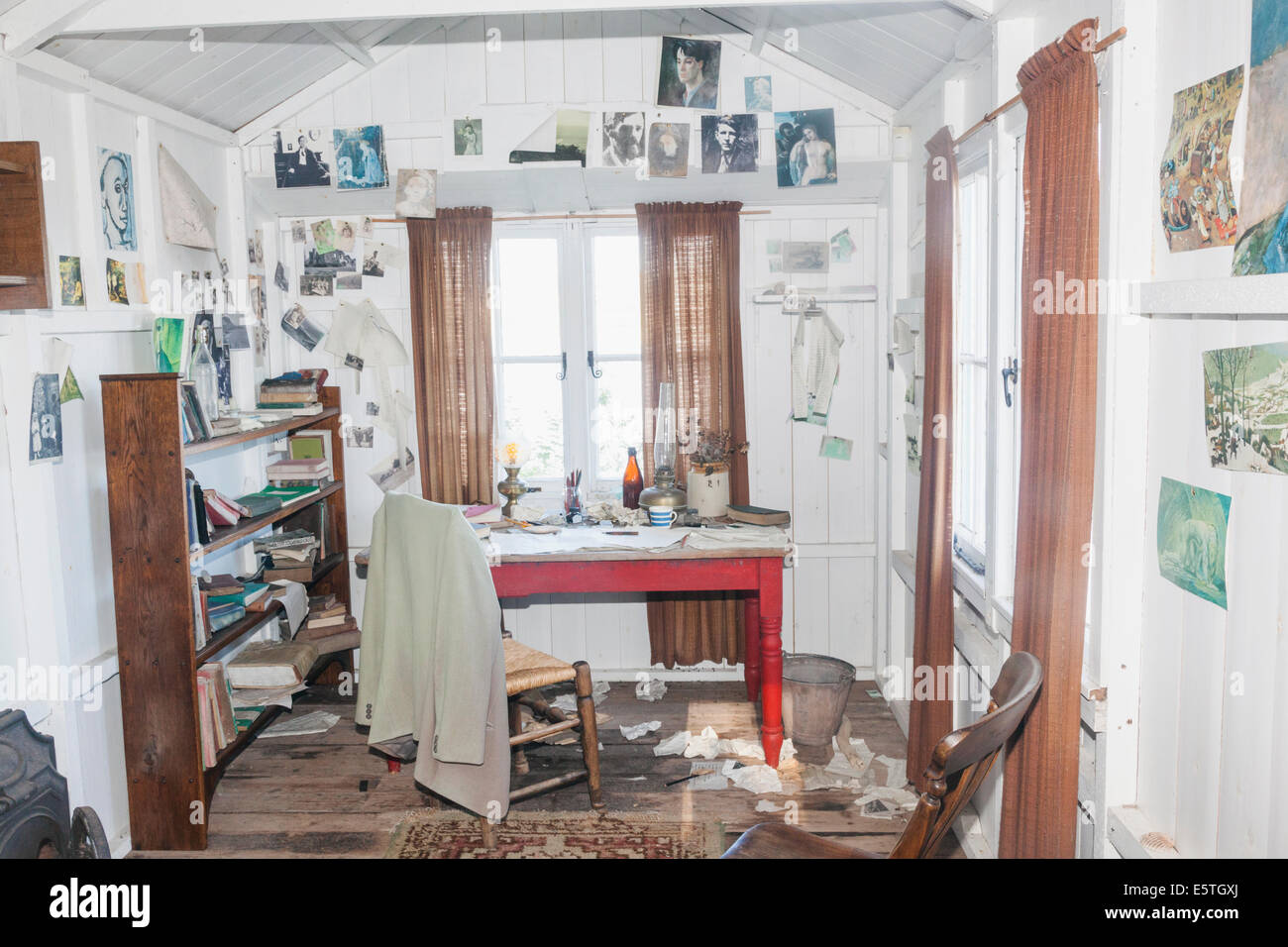 Dylan thomas writing shed hi-res stock photography and images - Alamy