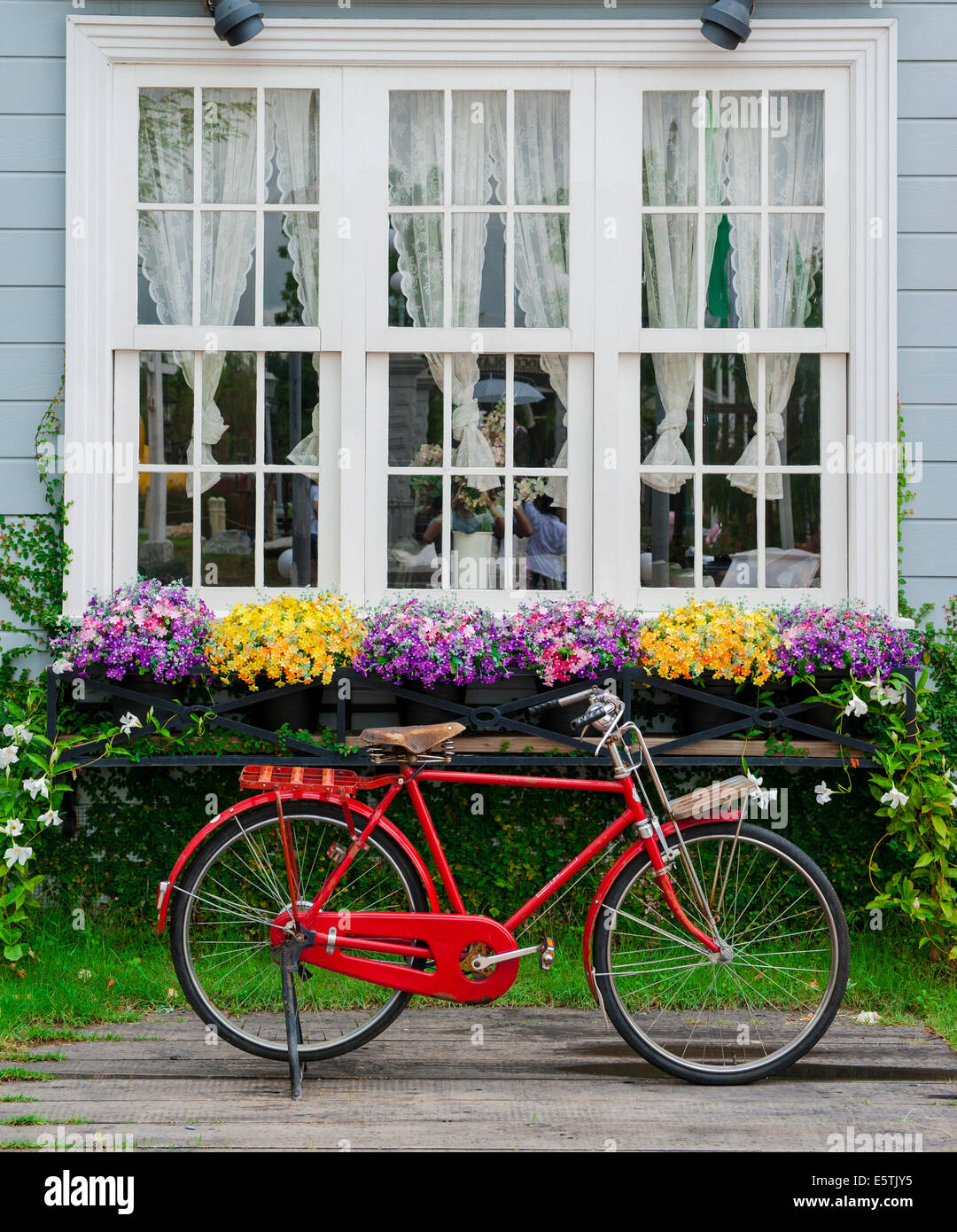 Red bicycle wheel hi-res stock photography and images - Alamy