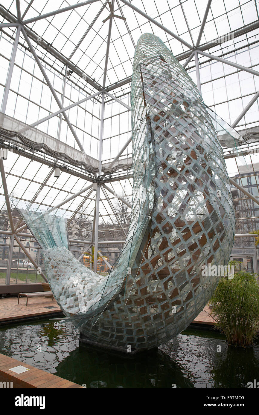 Standing glass fish sculpture by Frank Gehry (1986) at Minneapolis