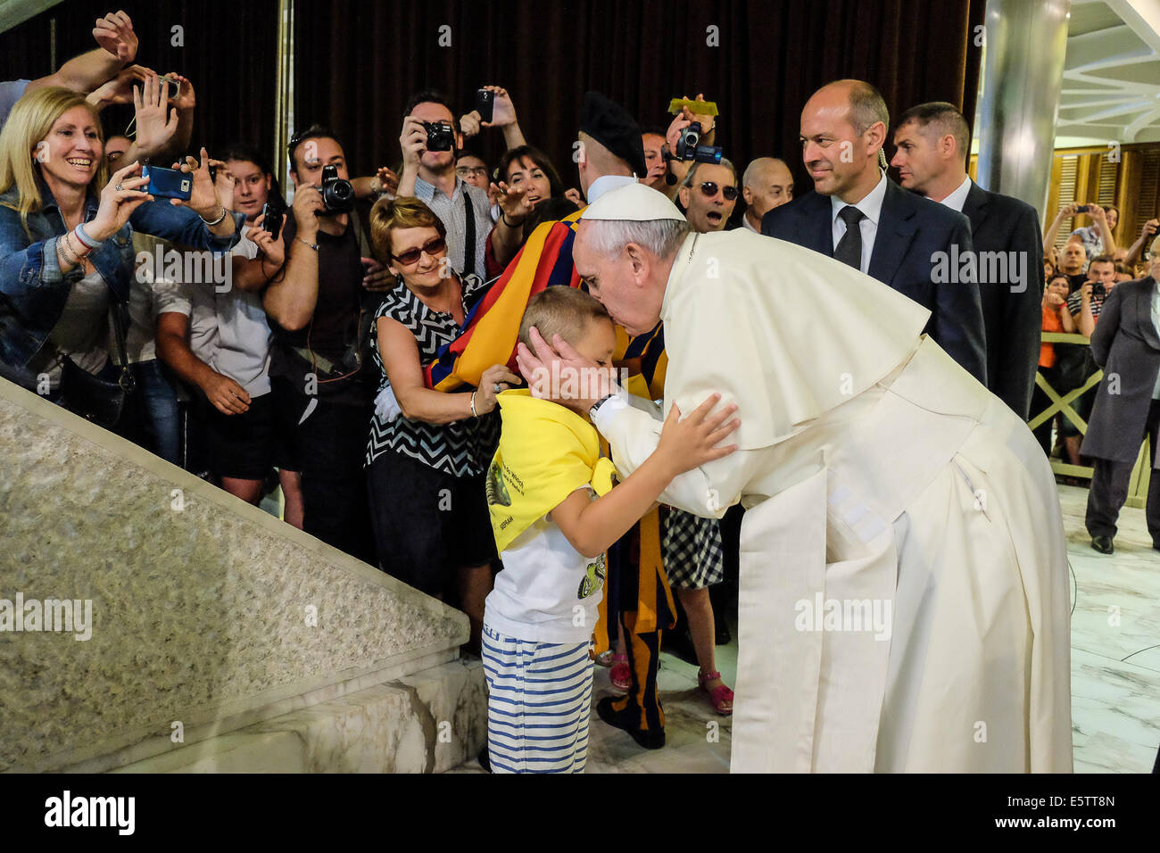 Vatican City. 6th Aug, 2014. Pope Francis, General Audience of 6 August 2014 - this is the first General Audience of Pope francis in the Nervi Hall, due to the great heat Credit:  Realy Easy Star/Alamy Live News Stock Photo