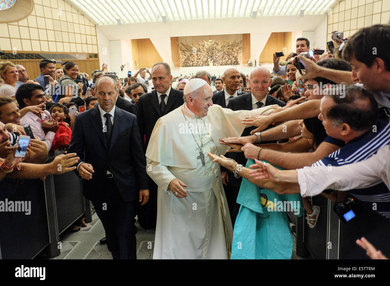 Vatican City. 6th Aug, 2014. Pope Francis, General Audience of 6 August 2014 - this is the first General Audience of Pope francis in the Nervi Hall, due to the great heat Credit:  Realy Easy Star/Alamy Live News Stock Photo