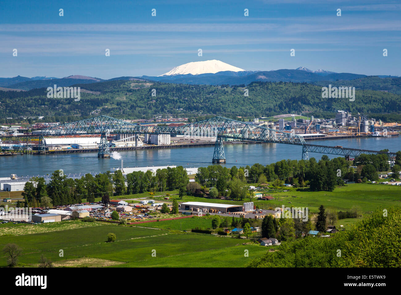 Pulp and paper industry along the Columbia River near Longview, Washington, USA. Stock Photo