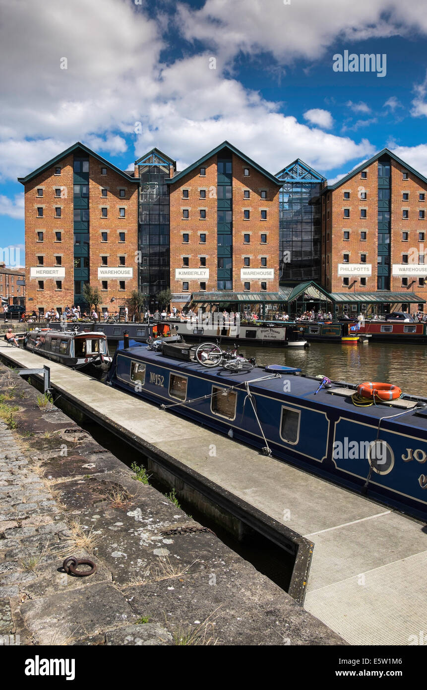 GLOUCESTER DOCKS WITH NARROW BOATS AND TOURISTS ON QUAYSIDE IN OPEN AIR RESTAURANTS. Stock Photo