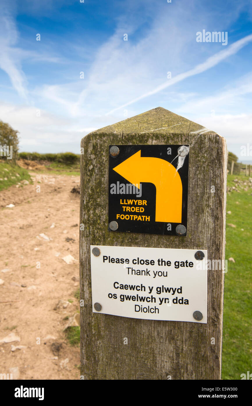 UK, Wales, Swansea, Gower, Rhossili, Middleton, please close the gate bilingual footpath sign in Welsh and English languages Stock Photo