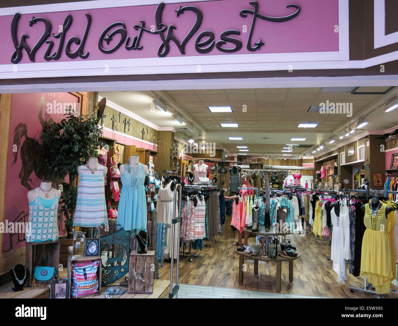 Boutique mall entrance front hi-res stock photography and images - Alamy