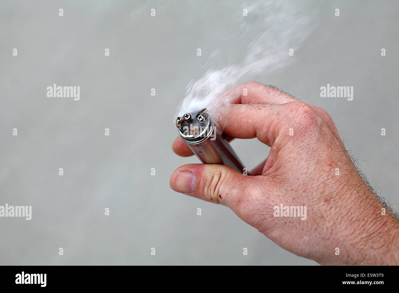 Male hand holding e-cigarette MOD Stock Photo - Alamy