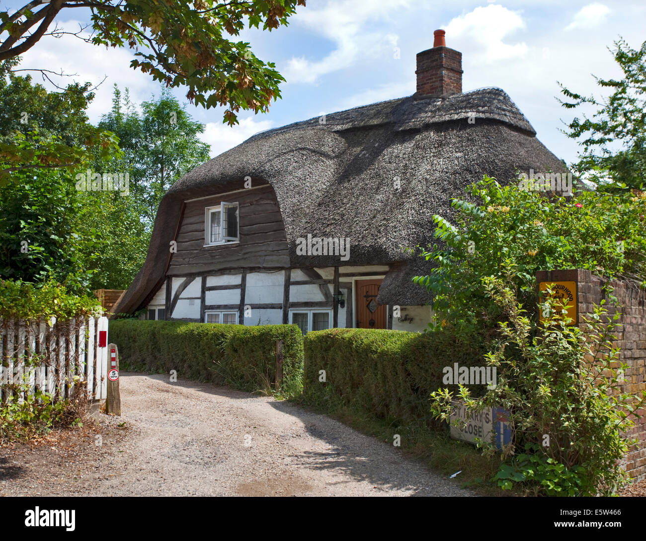 Thatched Cottage in Kings Worthy, Hampshire, England Stock Photo Alamy