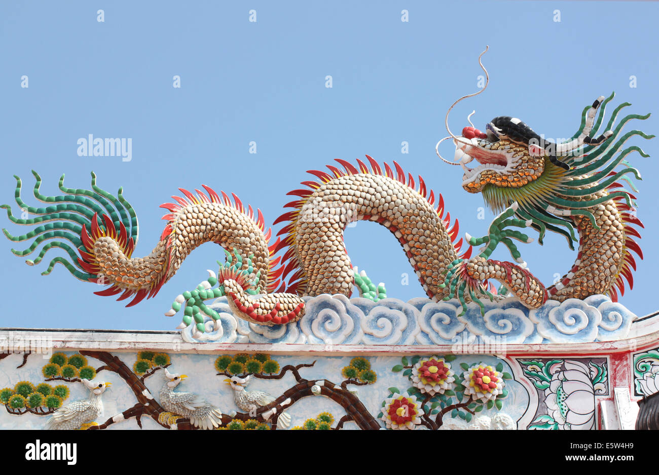 Dragon Chinois? Statue Au Temple En Thaïlande Photo stock - Image du  détail, sculpture: 273637362
