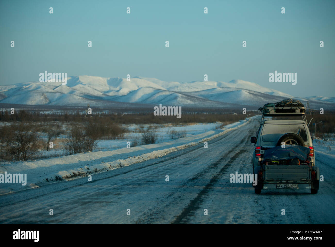4WD expedition dangerous road Siberia snow desolate Stock Photo
