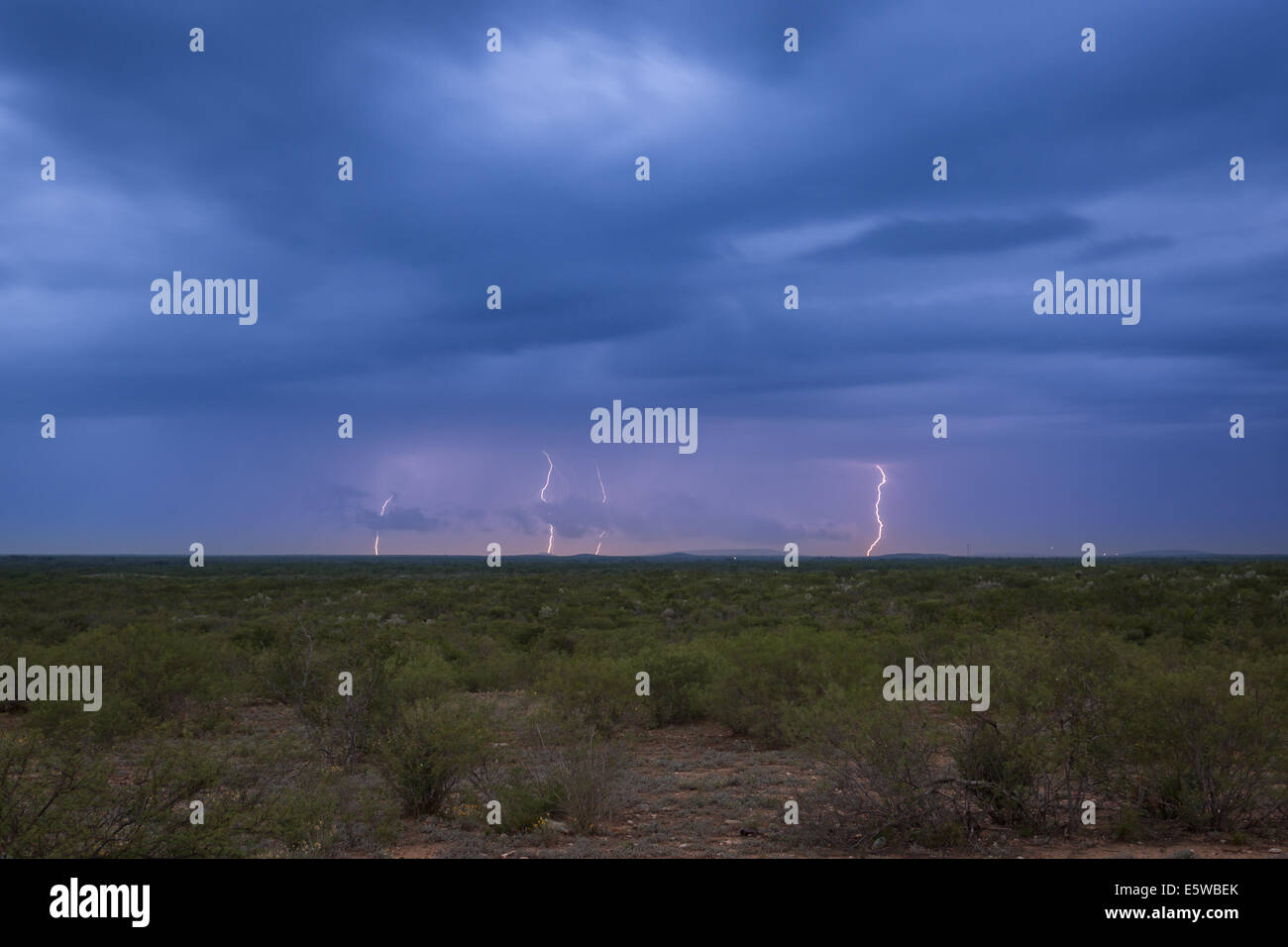 Flashes of lightning hi-res stock photography and images - Alamy