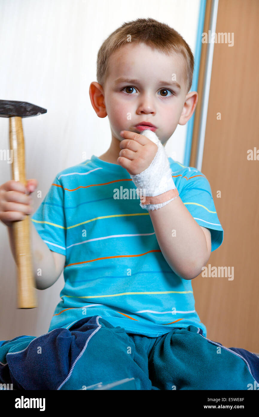 Boy hand hurt hires stock photography and images Alamy
