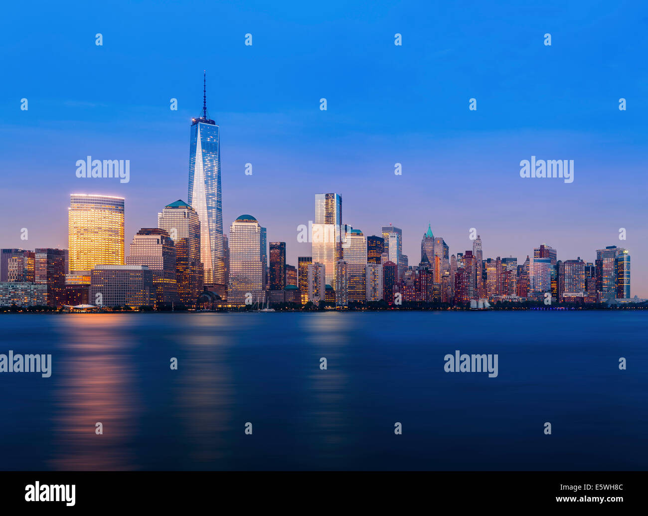 New york skyline at night hi-res stock photography and images - Alamy