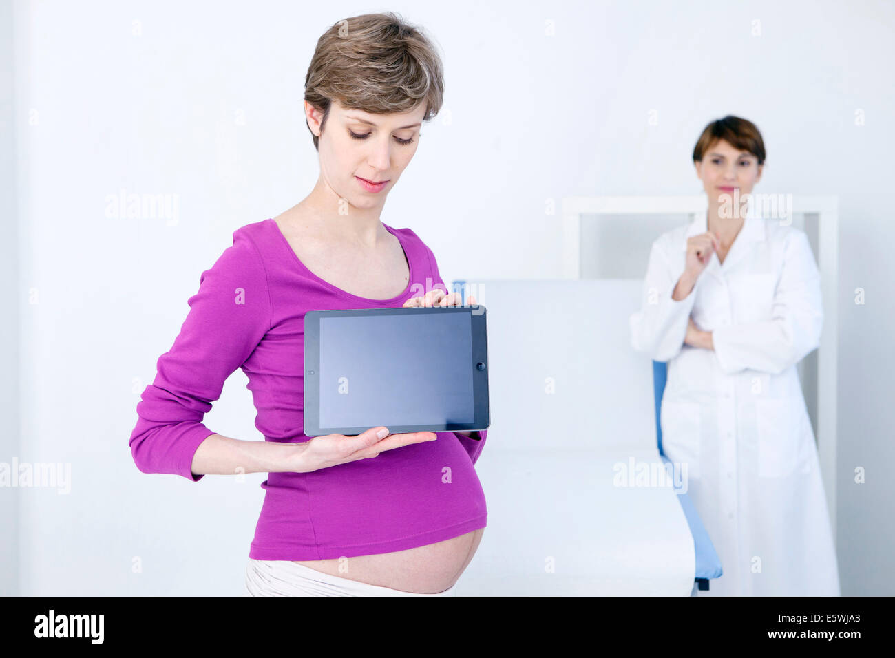 Pregnant woman with tablet Stock Photo - Alamy