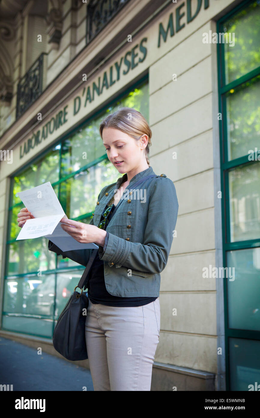 Analysis papers hi-res stock photography and images - Alamy