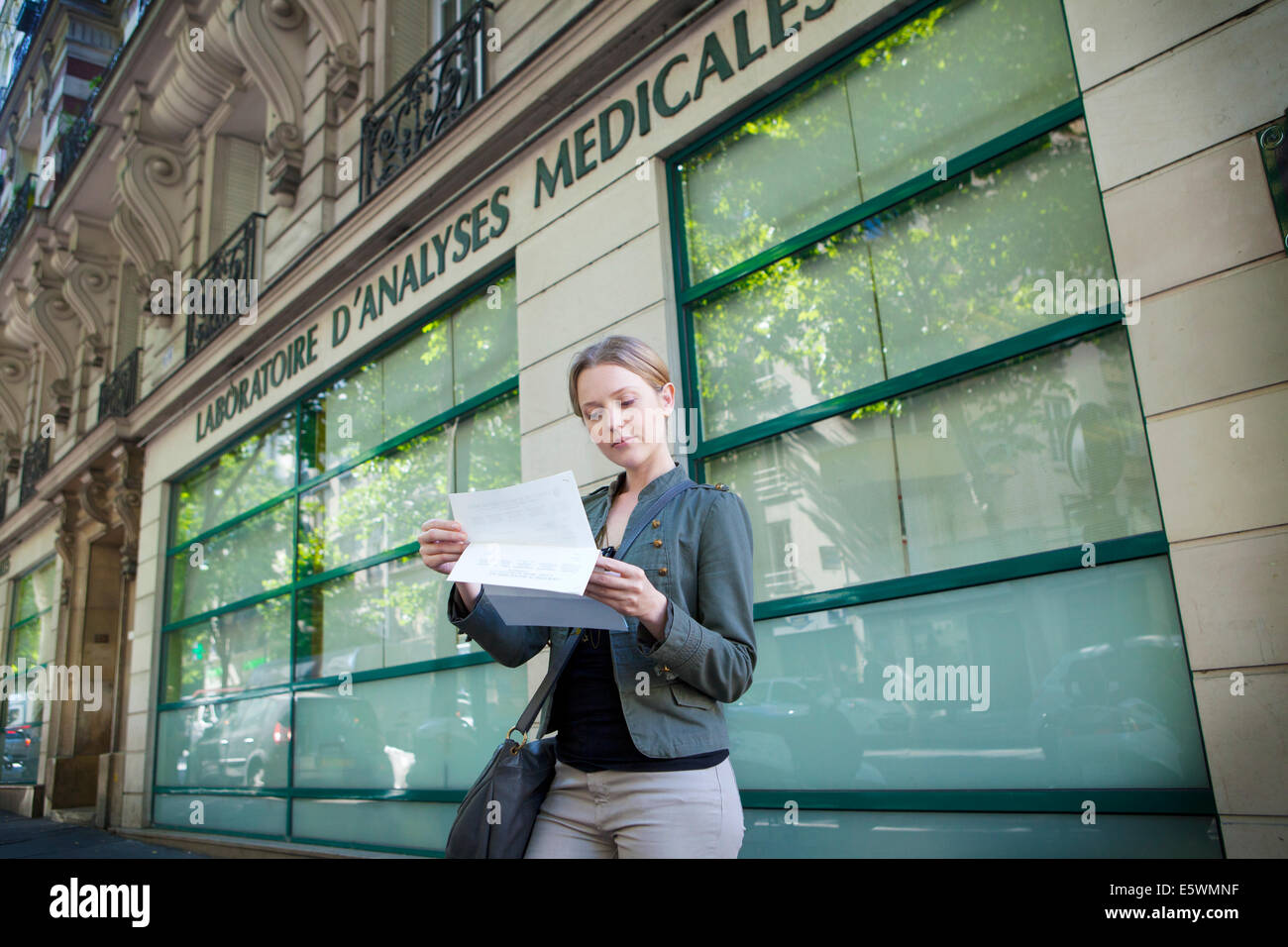 Analysis papers hi-res stock photography and images - Alamy