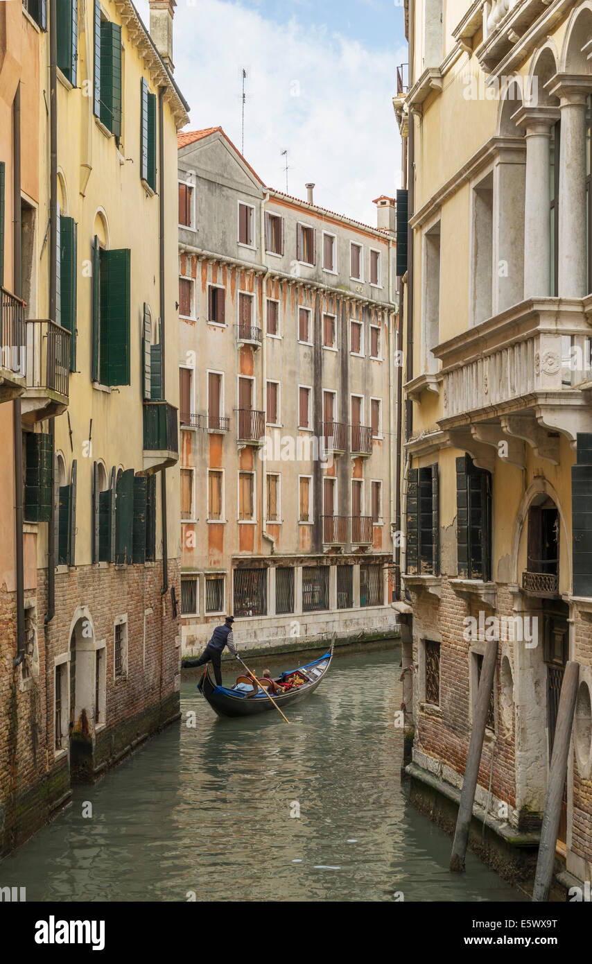 Gondolier on venice canal hi-res stock photography and images - Alamy