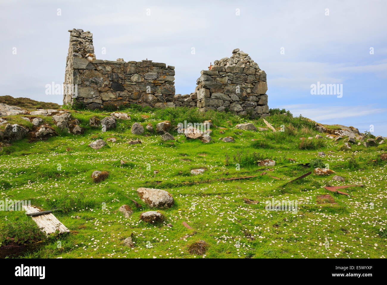 Hebridean scene with old abandoned croft cottage near Loch Sgioport, South Uist, Outer Hebrides, Western Isles, Scotland, UK Stock Photo