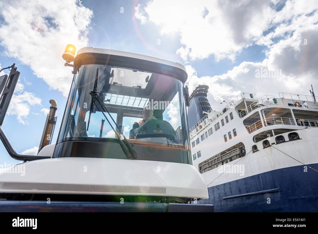 Shipping container truck hi-res stock photography and images - Alamy