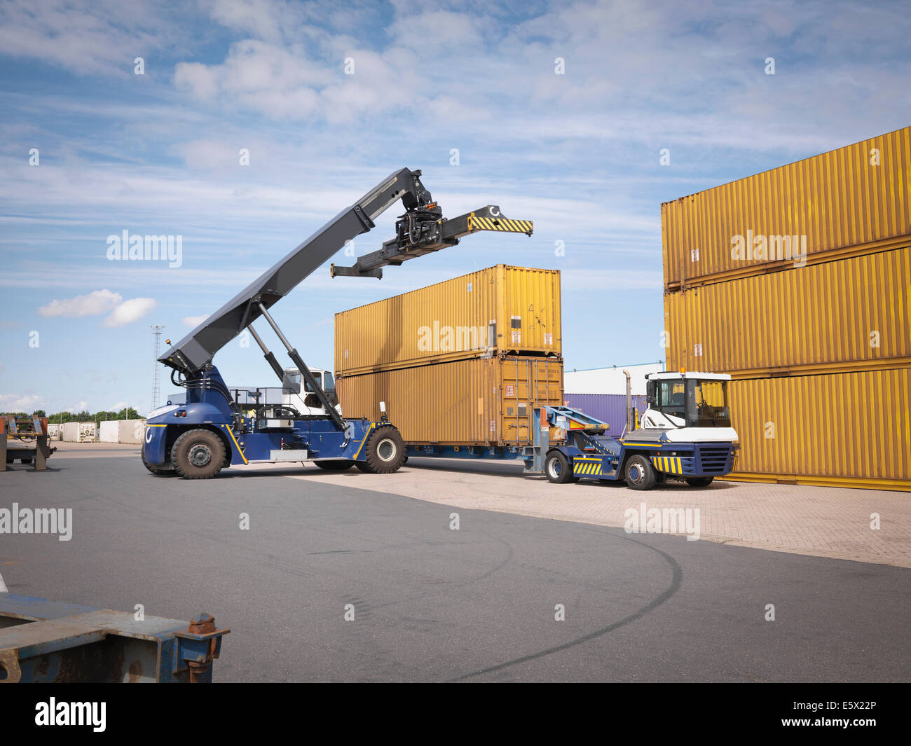 Container unloading hi-res stock photography and images - Alamy