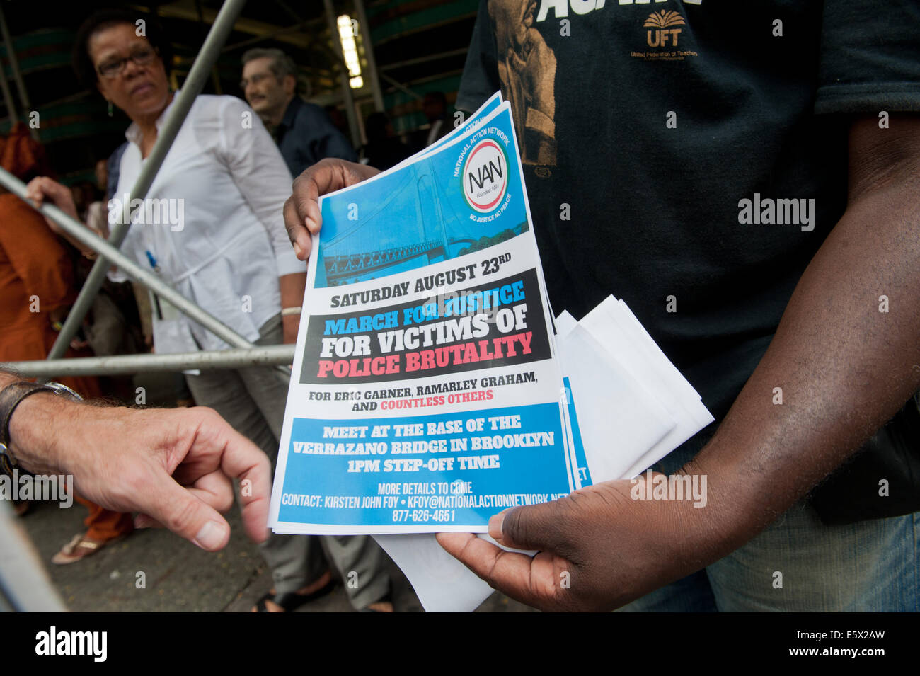 hand out flyers stock photos hand out flyers stock images alamy how to hand out flyers