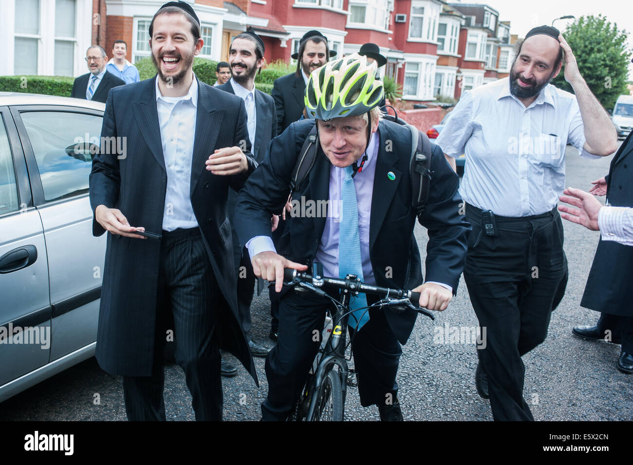 London, UK. 7th August, 2014.  The Mayor Boris Johnson leaves with his bike after meeting Rabbi Osher  Schapiro and the Orthodox Jewish community in Stamford Hill, London Credit:  Piero Cruciatti/Alamy Live News Stock Photo