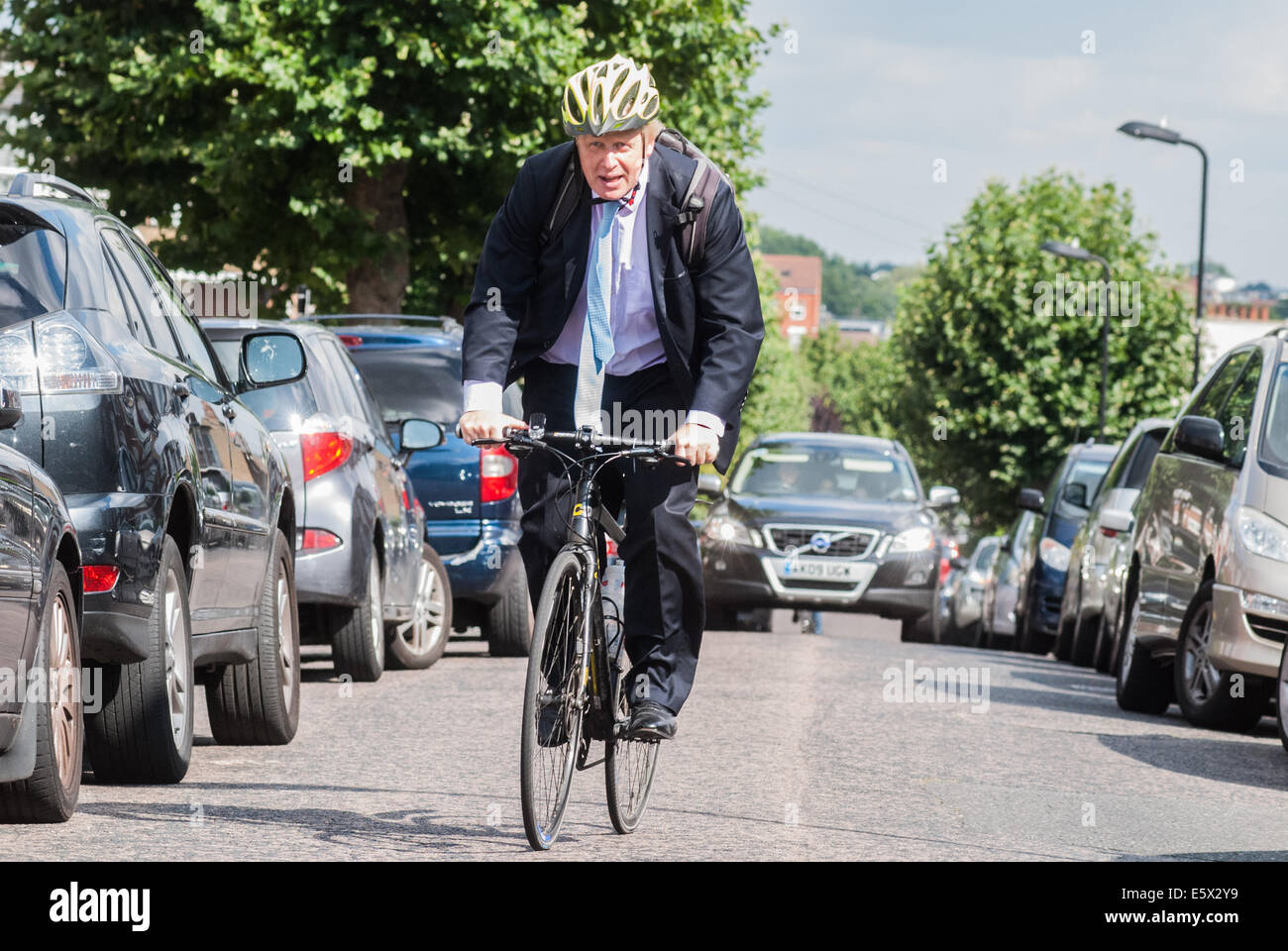 London, UK. 7th August, 2014.  The Mayor Boris Johnson arrives with his bike to meet Rabbi Osher  Schapiro and the Orthodox Jewish community in Stamford Hill, London Credit:  Piero Cruciatti/Alamy Live News Stock Photo