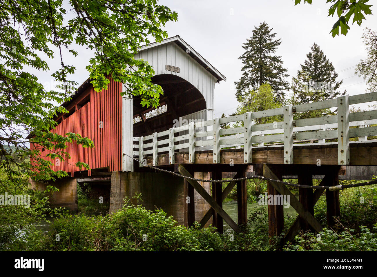 The Currin Covered Bridge Near Cottage Grove Oregon Usa Stock