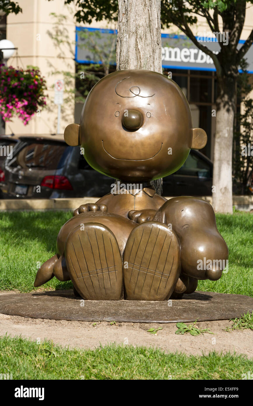 https://c8.alamy.com/comp/E5XFF9/statue-of-charles-m-schulzs-peanuts-characters-charlie-brown-and-snoopy-E5XFF9.jpg