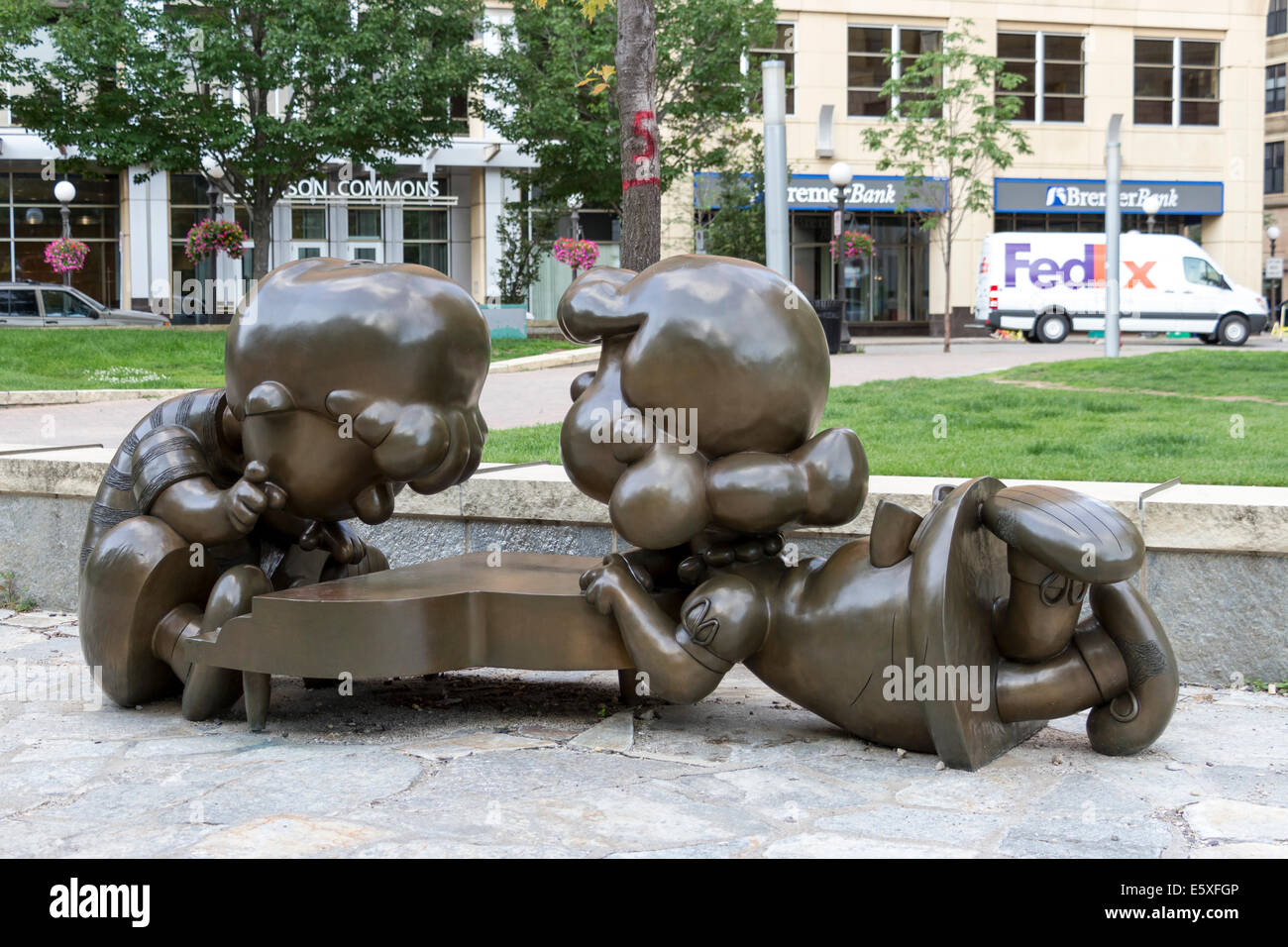 Statue of Charles M Schulz's Peanuts characters Schroeder and Lucy, Rice Park, St Paul, Minnesota, USA. Stock Photo