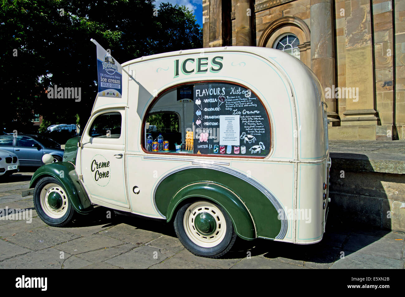 Vintage ice cream truck hi-res stock photography and images - Alamy