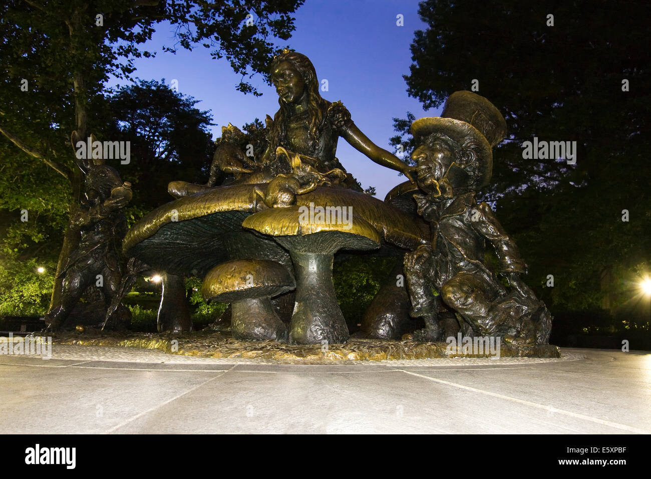 Alice in Wonderland Statue at night in NYC's Central Park sculpted by José de Creeft and commissioned by George Delacorte Stock Photo