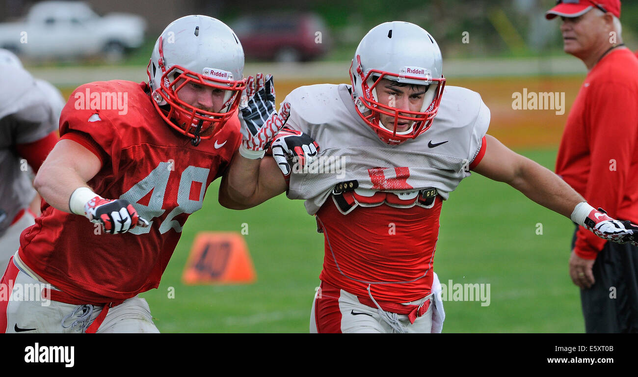 Ruidoso, NM, USA. 7th Aug, 2014. UNM defensive back #8 David Guthrie(right) battles tight end #48 Chris Edling during practice in Ruidoso, NM. Thursday, Aug. 07, 2014. © Jim Thompson/Albuquerque Journal/ZUMA Wire/Alamy Live News Stock Photo