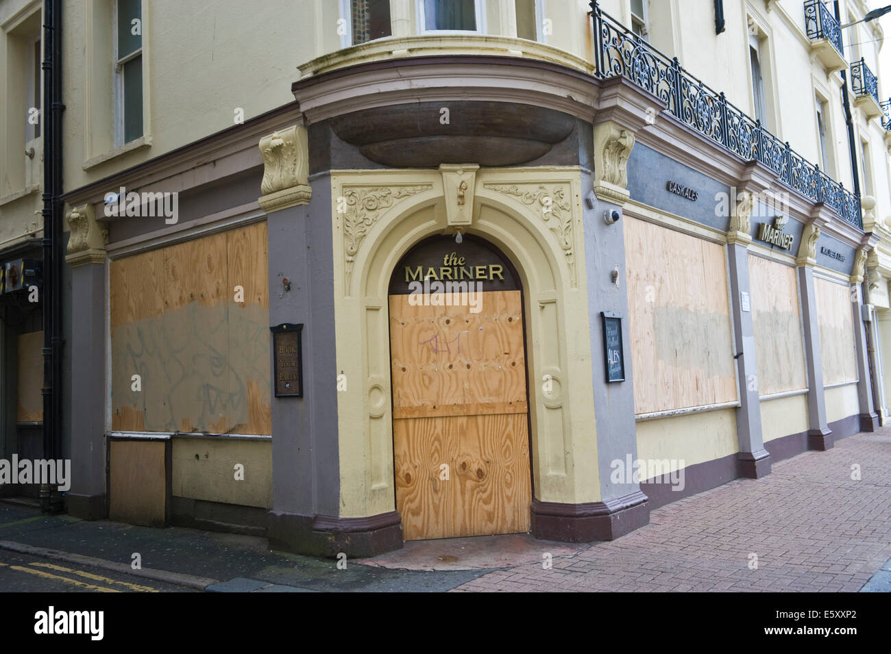 The Mariner boarded up pub on the seafront at Brighton East Sussex England UK Stock Photo