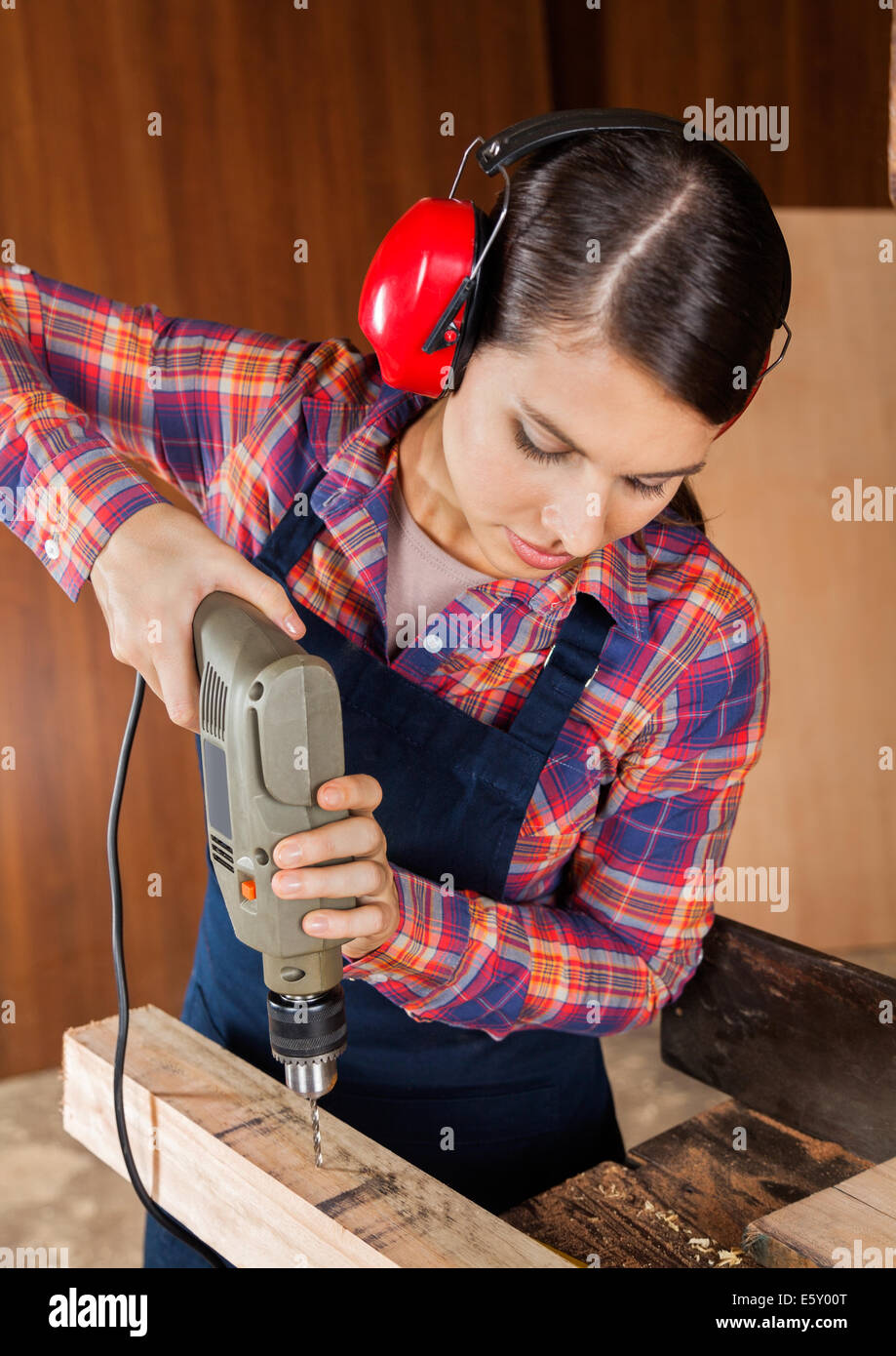 Carpenter using drill machine hires stock photography and images Alamy