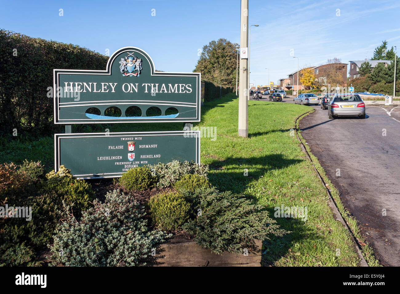 Town border sign welcoming visitors to Henley-on-Thames, Oxfordshire, England, GB, UK. Stock Photo