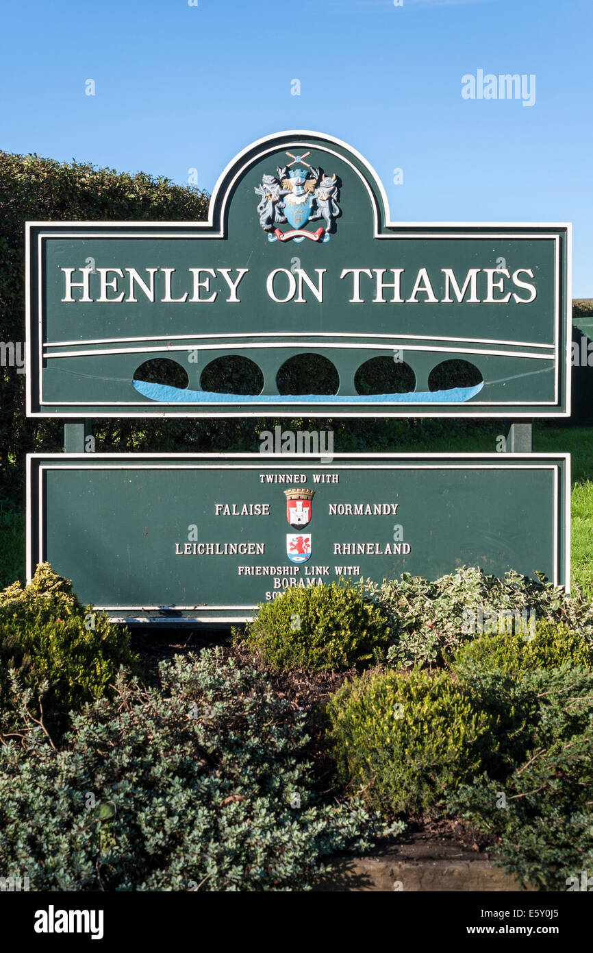 Town border sign welcoming visitors to Henley-on-Thames, Oxfordshire, England, GB, UK. Stock Photo