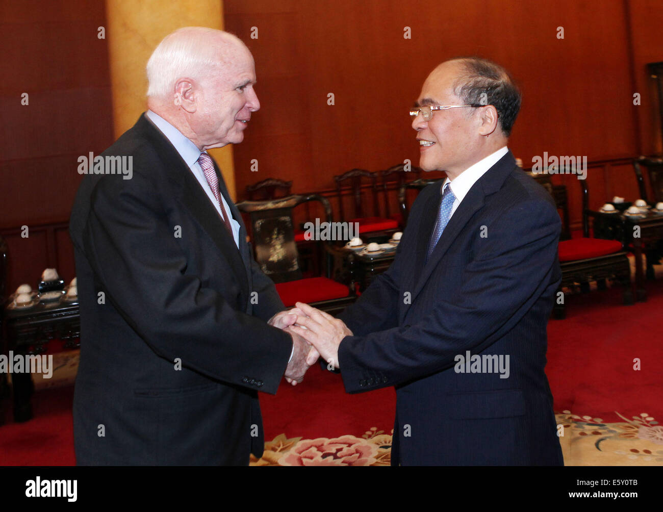 Hanoi. 8th Aug, 2014. Vietnam's National Assembly Chairman Nguyen Sinh Hung (R) shakes hands with the visiting U.S. Senator John McCain in Vietnam's capital Hanoi on Aug. 8, 2014. U.S. Senators John McCain and Sheldon Whitehouse said that they will urge the U.S. Congress to soon lift the ban on lethal weapon sale to Vietnam. Credit:  VNA/Xinhua/Alamy Live News Stock Photo