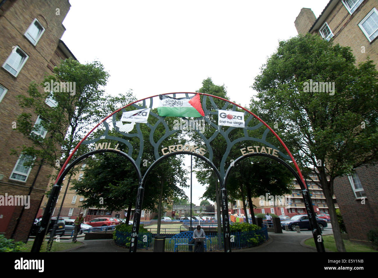 Poplar, London, UK. 8th August, 2014. The flag of (ISIS) Islamic state of Iraq and Levant is removed from the Will Crooks estate in East London a day after flying at the entrance Credit:  amer ghazzal/Alamy Live News Stock Photo