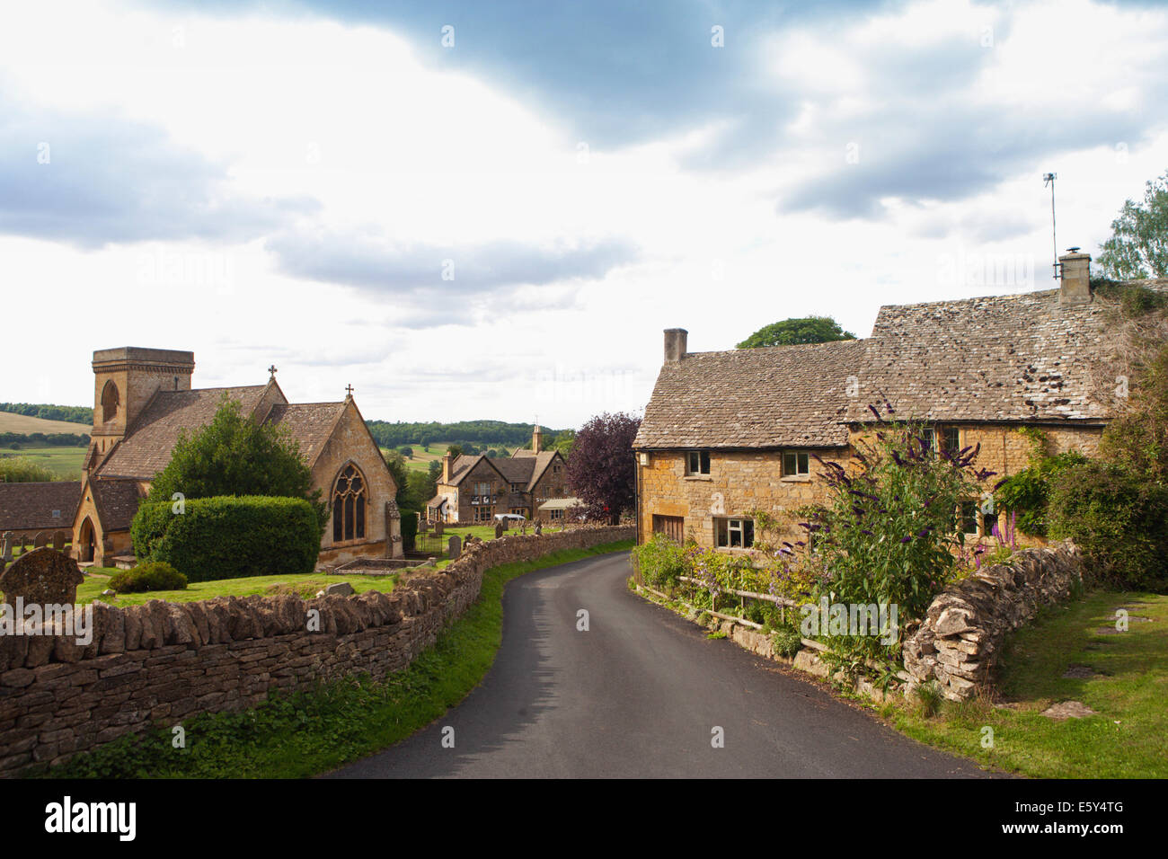 SNOWSHILL VILLAGE CHURCH AND HOUSES Stock Photo