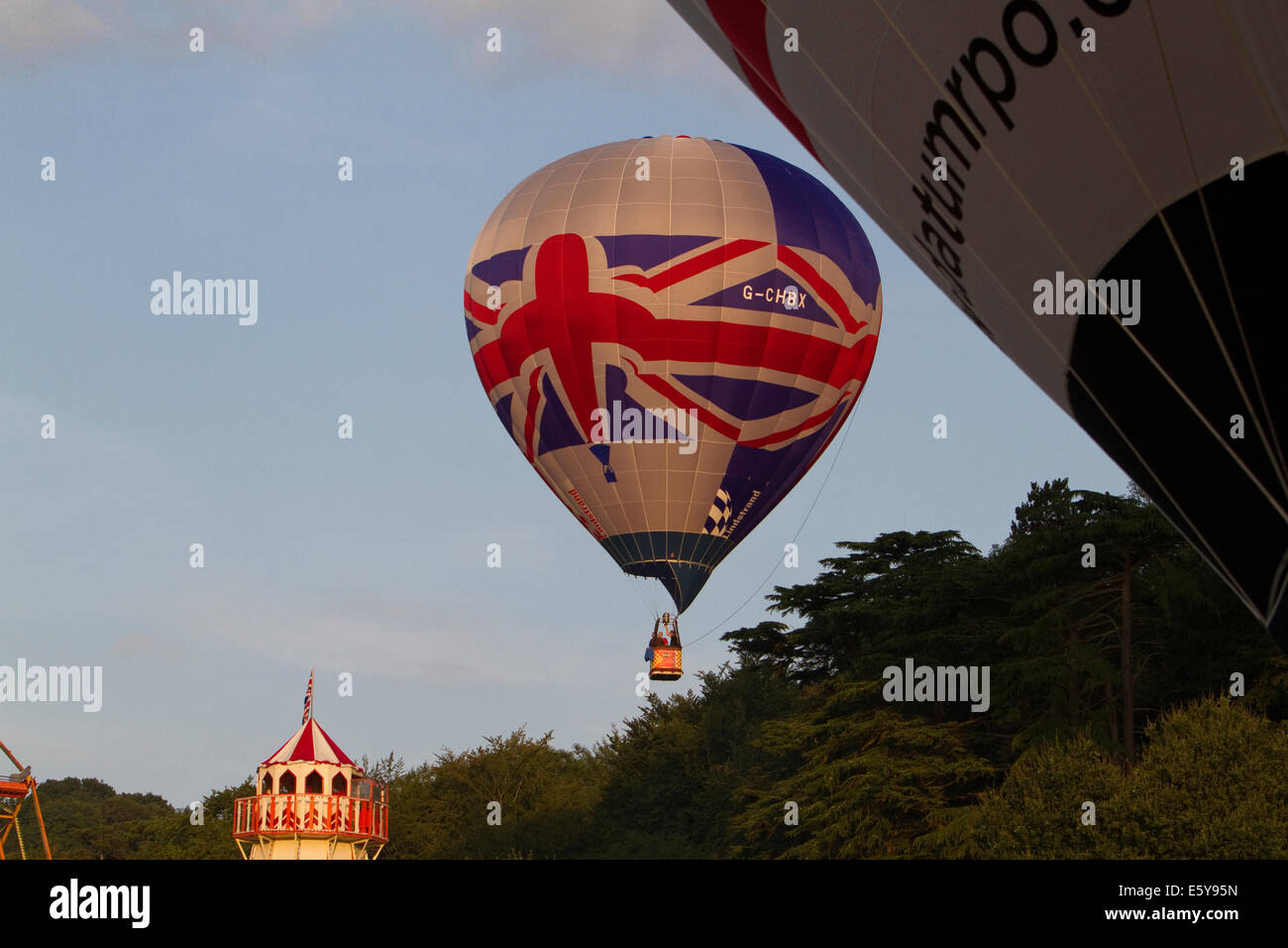 Bristol, UK. 8th August, 2014. Balloons lift off during the Bristol International Balloon Fiesta Credit: Keith Larby/Alamy Live News Stock Photo