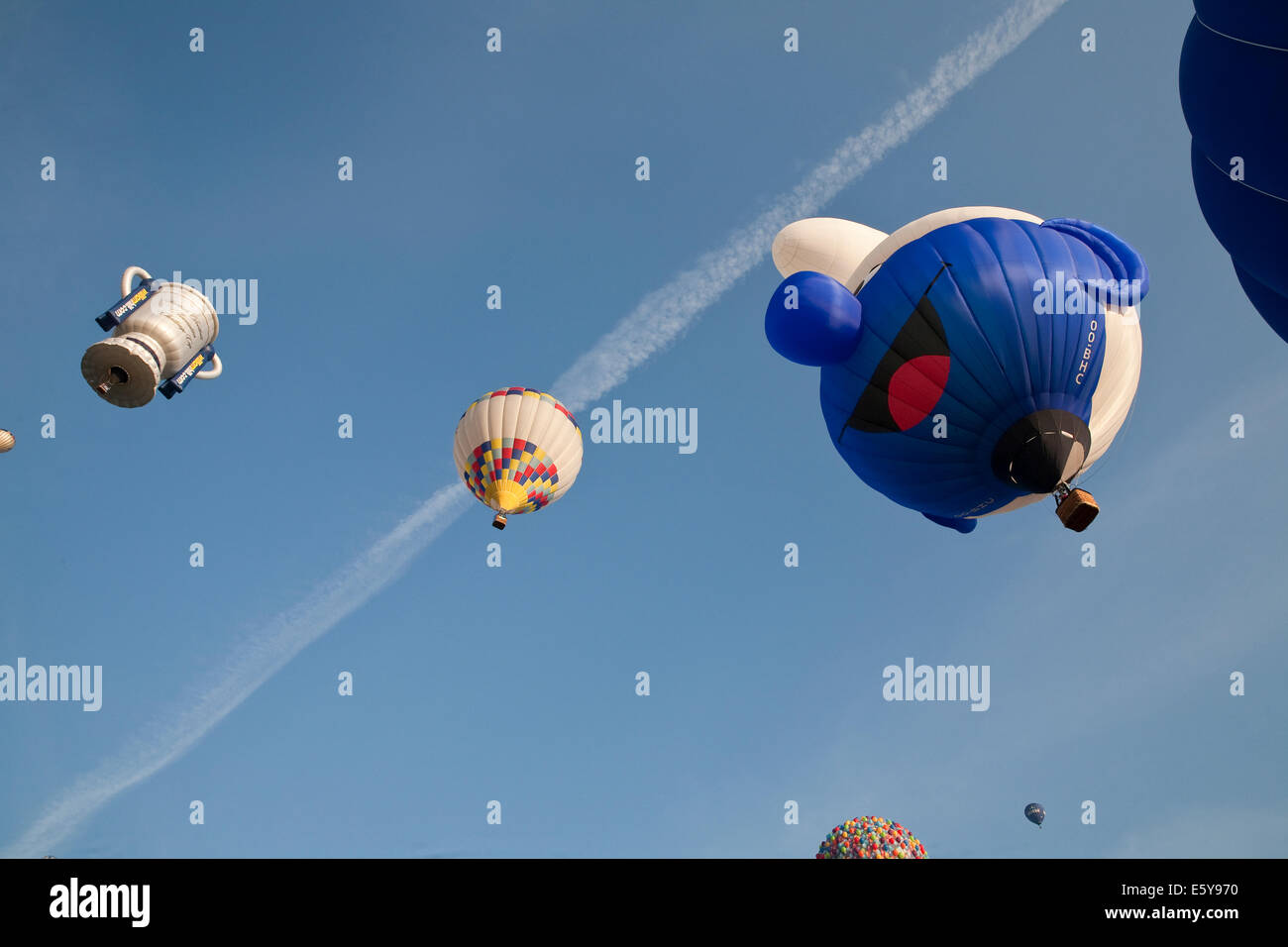 Bristol, UK. 8th August, 2014. Shapes Balloons lift off during the Bristol International Balloon Fiesta Credit: Keith Larby/Alamy Live News Stock Photo