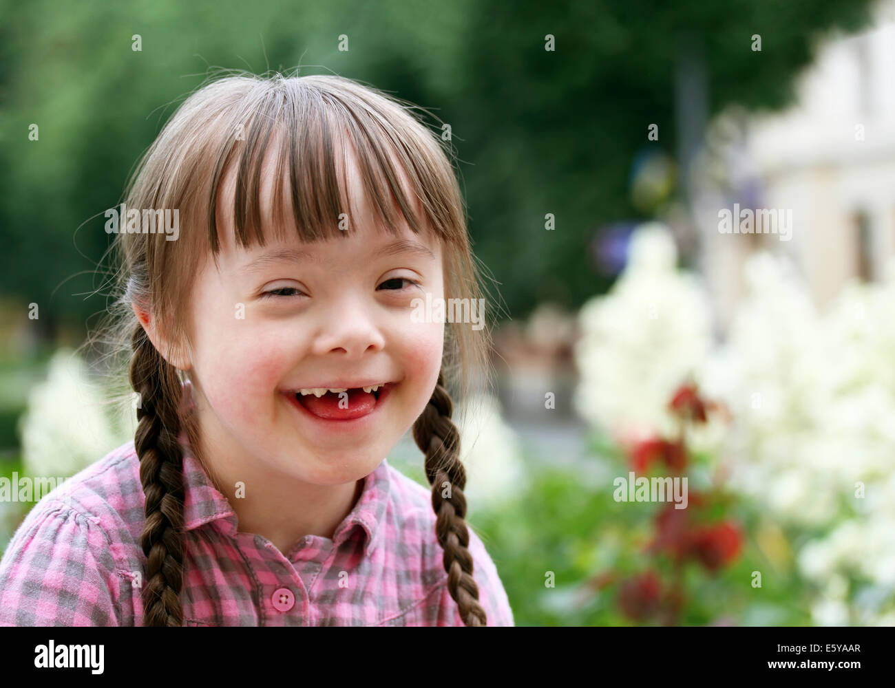 Portrait of beautiful young girl smiling Stock Photo - Alamy