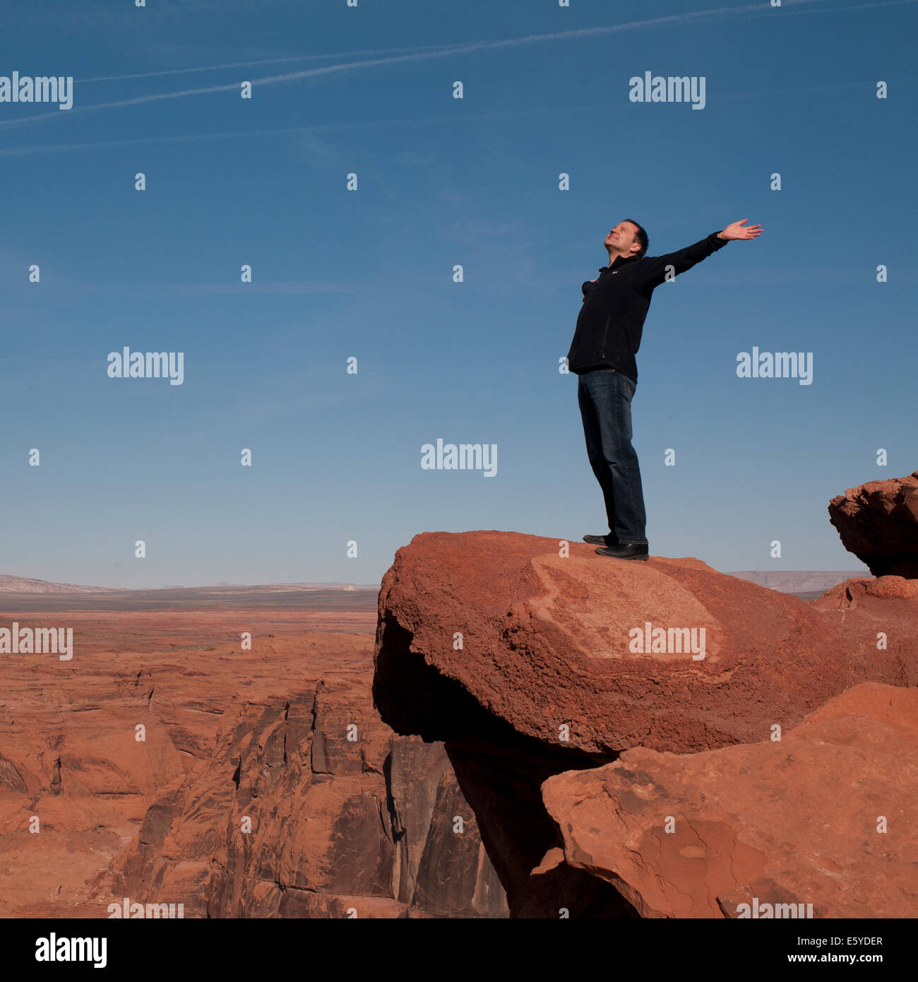 Man standing on a rock with his arms outstretched, Horseshoe Bend, Glen ...